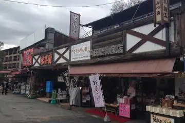 <p>ด้านขวามือจะเป็นโซนขายของที่ระลึก และร้านอาหารเล็กๆน้อยๆ</p>