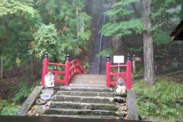 <p>The temple is built up the side of the mountain. Stone steps lead you up to a different area.</p>
