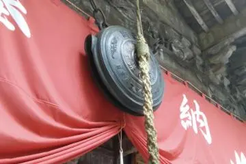 <p>Intricate carvings above the bell in front of Tengu Hall</p>