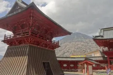 Passing through the gate of the temple, you’ll see a building housing a bell on the right. You can climb up into it and ring the bell.