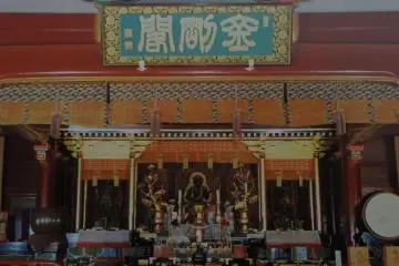 Next, the priest will lead you to the upper floor.