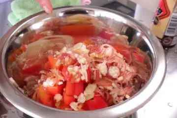 <p>Myoga (Jahe Jepang), tomat, bawang dan minyak wijen dicampur bersama ditaruh diatas tahu sebagai bumbu.&nbsp;</p>