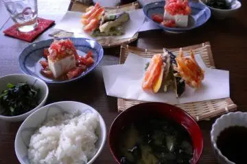 <p>Makanan dengan segala kelezatannya</p>