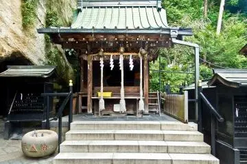 <p>A small shrine located next to Zeniarai Benten`s main attraction, its cave!</p>