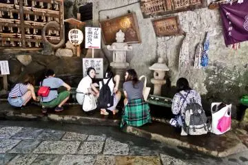 <p>The reason for this otherwise small shrine`s popularity is `Zebuarau`, meaning 'coin washing' in English, where people come here to pray for financial success</p>