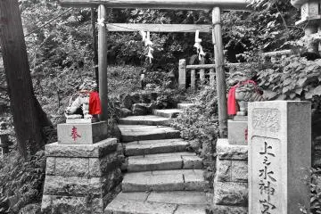 <p>Located out the back of the courtyard are several smaller shrines</p>