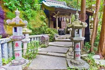 <p>Despite only being a couple of meters away from the caves, the back gardens of Zeniarai Benten are surprisingly peaceful</p>