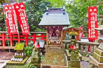 <p>Around the main courtyard are several 'mini-shrines' containing many minature white Inari</p>