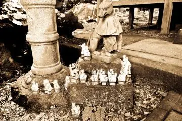 <p>These tiny Inari are not just found inside buildings but also outside in the open</p>