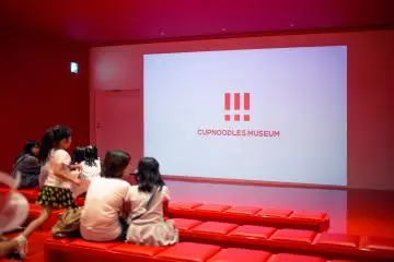 <p>La visite commence avec un film de pr&eacute;sentation avant de p&eacute;n&eacute;trer dans les expositions principales</p>