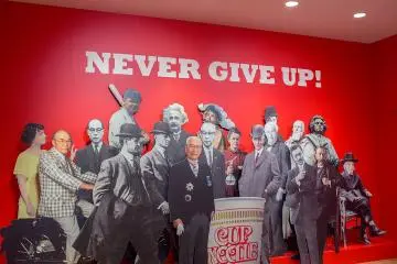 <p>N'abandonnez jamais ! Un jour peut-&ecirc;tre votre statue cartonn&eacute;e se tiendra aux c&ocirc;t&eacute;s des plus grands : Einstein ou l'inventeur de la Cup Noodles</p>