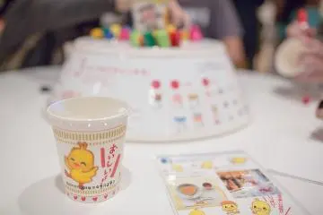 <p>Vous pouvez personnaliser votre Cup Noodles avec des autocollants</p>