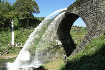 <p>The water is released on weekends and holidays from late spring (around May) to late autumn (around the end of November).&nbsp;</p>