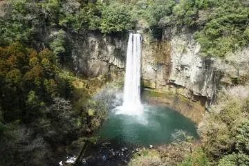 <p>The Gorogataki&nbsp;waterfall is hidden away just a short walk south of the bridge</p>