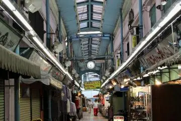 <p>ลิ้มรสไทยะกิร้อนๆ ในอาคารตลาดที่ สกปรก เก่าคร่ำครึ และเป็นกันเอง</p>