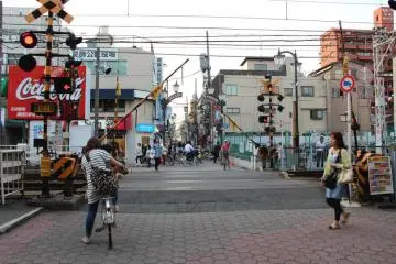 <p>เสียงของเครื่องกั้นทางรถไฟ ดังสะท้อนอยู่ในตลาดทะเทะอิชิ</p>
