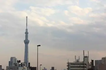 <p>Tokyo Sky Tree ยืนเด่นเป็นสัญญาลักษณ์ของโลกปัจจุบัน ที่ฝั่งตรงกันข้ามแม่น้ำอะระกะวะ</p>