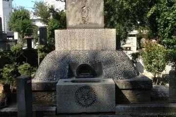 <p>Tojo Hideki 1-1-12 The skyscraper behind the grave is Sunshine City. Formerly Sugamo Prison was located there.</p>