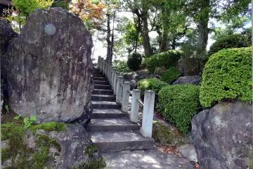 <p>Tangga bebatuan menuju menara lonceng dan taman Jepang</p>