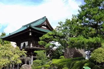 <p>Tampak dekat dari gerbang utama dilihat dari taman Jepang</p>