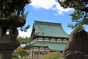 <p>Blue sky and green temple roof somehow complement each other</p>