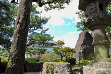 <p>Peeping at the main temple building (Soshi-do) through Japanese garden</p>