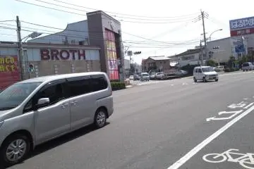 2) Cross the street. After about 100 meters you see this shop on the left hand side of the street. Keep walking. It is a Pachinko shop, not a place for soup. (Photo: Paul Arenson / JT)