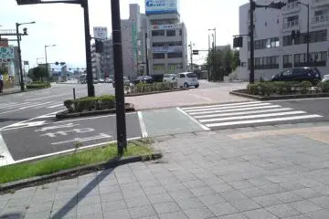 3) Keep walking until you come to a street that merges with yours (it has palm trees down the middle, which are more plentiful if you glance right). Cross it and turn left. (Photo: Paul Arenson / JT)