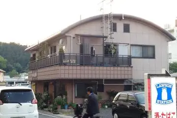 Nishimura Motors Shokai (西村モータース商会) is the closest rental bicycle shop from Higashi Maizuru Railway Station, less than five minutes walk away in a non-descript two storey building next to the Lawson&rsquo;s convenience store.