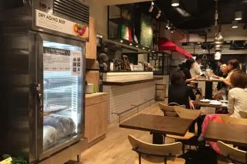 가게 중간에서 햄와 치즈와 함께 와인을 맛볼 수 있는 와인 바가 있다. 