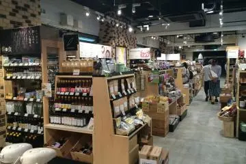 많은 종류의 진열된 재료 식품을 보니 재밌다
