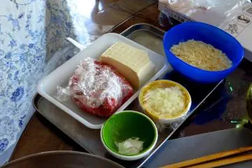 <p>She even chopped and cut everything that needed preparation to make sure we don't waste time</p>
