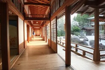 <p>ทางเดินชมสวนหิน&nbsp;บันริวเตอิ (Banryutei) สวนหินเซนอันลือชื่อ</p>