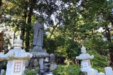<p>Stone lanterns and the statue of Taicho Daishi on the temple grounds</p>