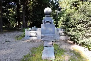 <p>There was a stone monument, or a tomb of some kind, beside Fox Shrine</p>