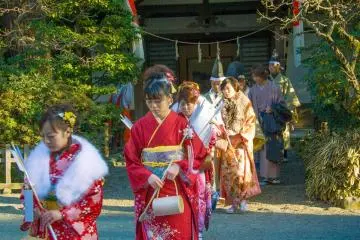 <p>Au sanctuaire Hachiman-g&ucirc; se tiennent de nombreux &eacute;v&eacute;nements et festivals</p>