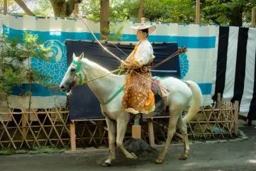 <p>Une d&eacute;monstration de yabusame, tir &agrave; l'arc &agrave; cheval, au sanctuaire Hachiman-g&ucirc;</p>