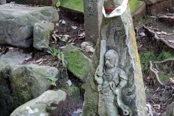 후도 묘오 동상은'라이의 연못' 밑에 있다