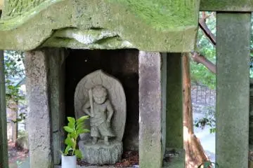 <p>For some reason there is a small statue of Fudo Myo-O inside the sanctuary</p>