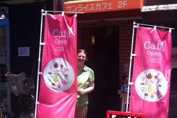 <p>Don't miss the entrance of the cafe!</p>