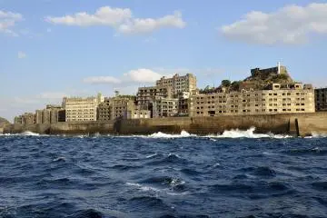 <p>Despite the fine weather, the sea was rough and my boat went up and down</p>