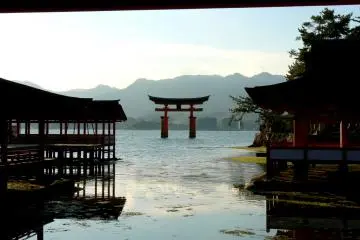 <p>The tide flowing in causes the big torii to 'float'</p>