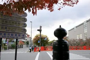 <p>Street signs near the bridge, where Heian Jingu Michi crosses Niomon Dori</p>