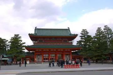 <p>The imposing gate of Heian Jingu Shrine</p>