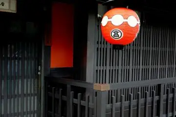 이 출입구는 품위있는 우아함을 가지고 있습니다.