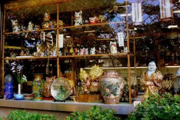 <p>Une vitrine remplie de magnifiques poteries de Kanazawa</p>