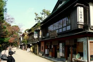 <p>Des restaurants et des magasins de souvenirs &agrave; l'oppos&eacute; du ch&acirc;teau</p>