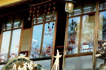 <p>Le s&eacute;chage des kakis sous les combles</p>