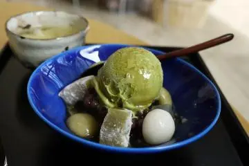 ไอศครีมมัทฉะ ถั่วอะซุกิหวาน และขนมโมจิ ที่ร้านกาแฟของพิพิทธภัณฑ์