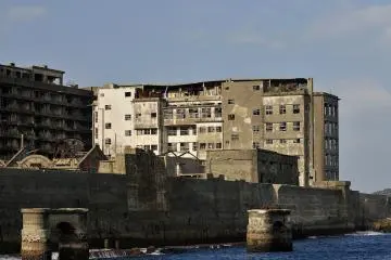 <p>The 1st to the 4th floors were used as the elementary school, from 5th to 7th were for the junior-high school, and on the 6th floor there was a lecture hall. In 1970, there was even an elevator that delivered school lunch for students</p>